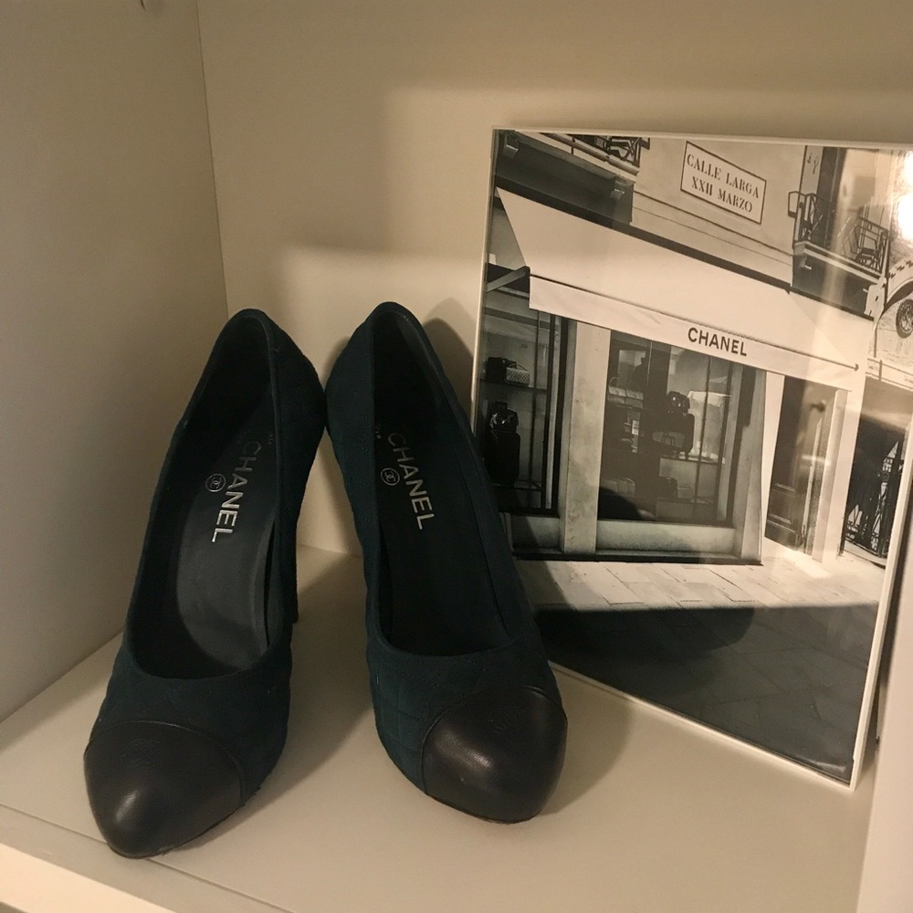Chanel Authentic pumps